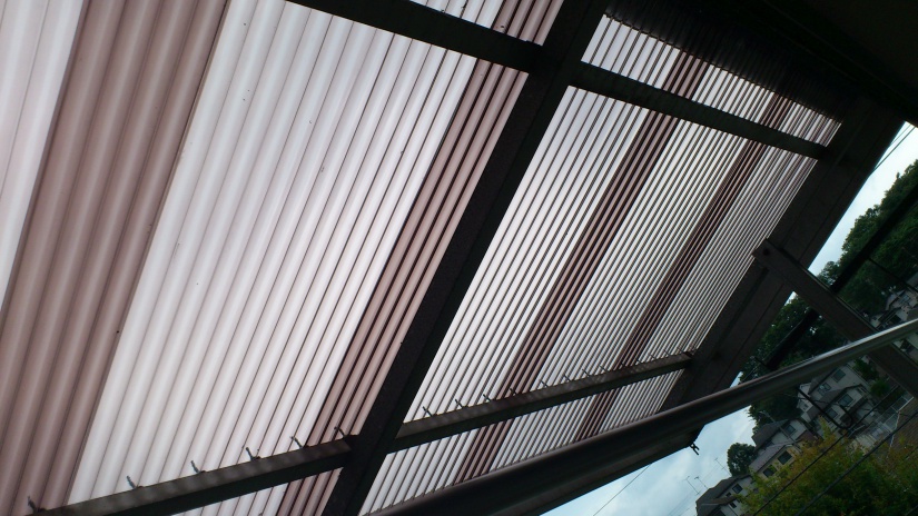 バルコニーのデッキ材とテラスのポリカ波板の貼替えの施工例／町田市相原町