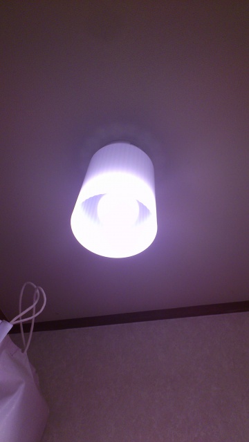 トイレ照明LED電球付き照明に交換後