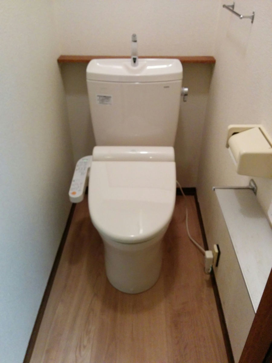 トイレ改修（ピュアレストQR+フローリング）の施工例／町田市能ヶ谷