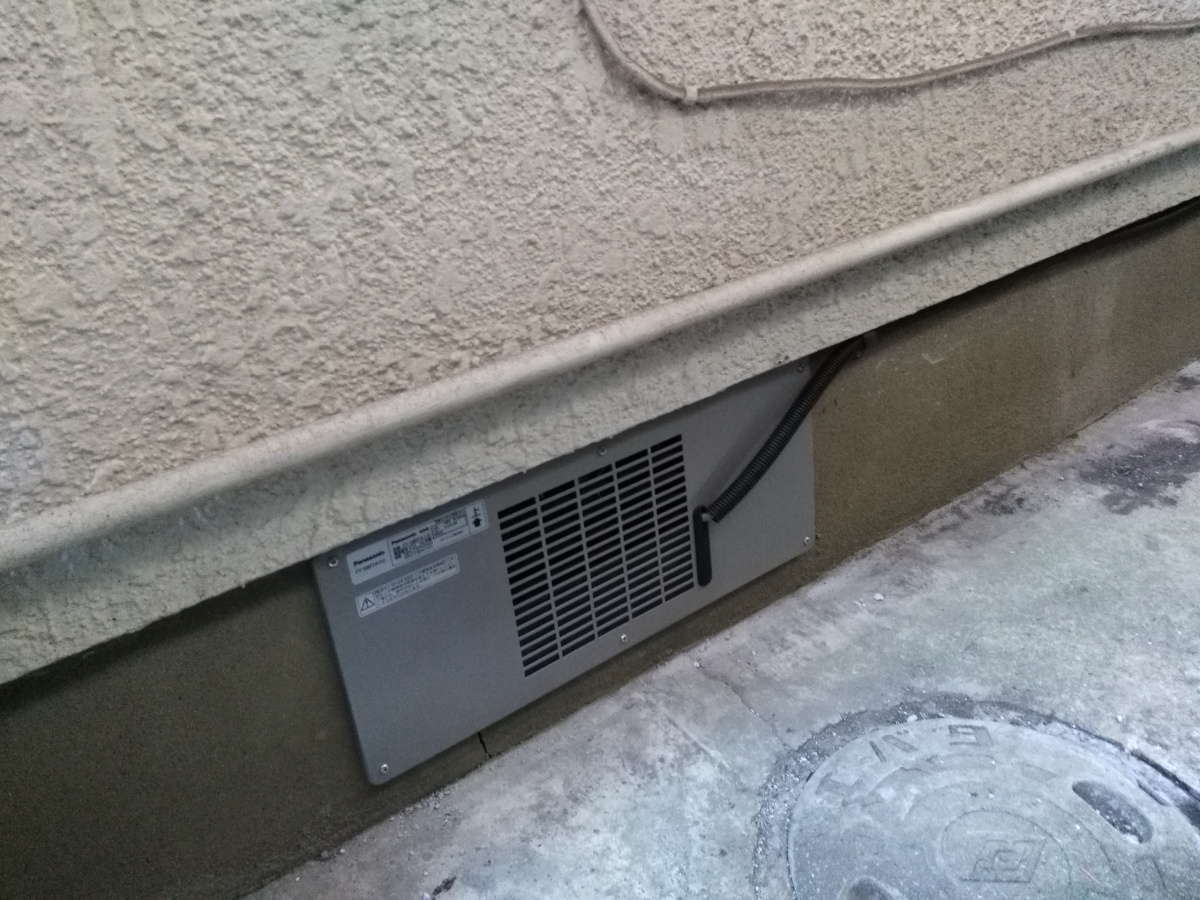 シロアリ被害のあったお客様宅で床下換気扇の設置をしてきました