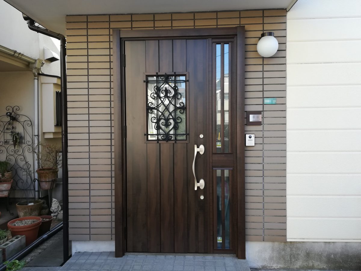 Lixil Tostem リシェント玄関ドア3 断熱k4仕様 アンティーク調の施工例 相模原市南区のリフォーム専門店 小嶋ライフ