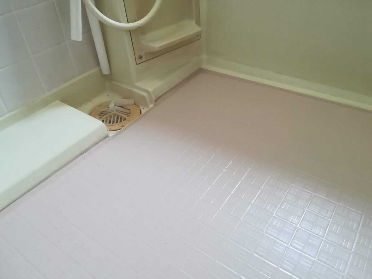 中央区陽光台のお客様宅で東リの浴室用床シート「バスナフローレ」を施工してきました