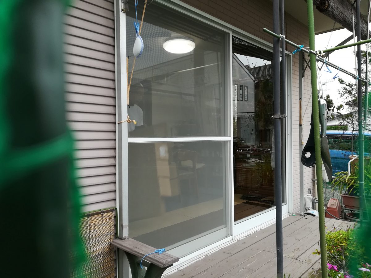 雨戸付き幅広2枚建て掃き出し窓サッシをカバー工法で4枚建て（複層ガラス）に入替えの施工例 相模原市南区のリフォーム専門店 小嶋ライフ