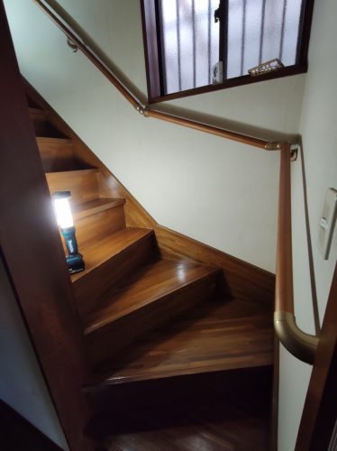 緑区原宿南のお客さま宅で階段手すりを設置してきました 相模原市南区のリフォーム専門店 小嶋ライフ