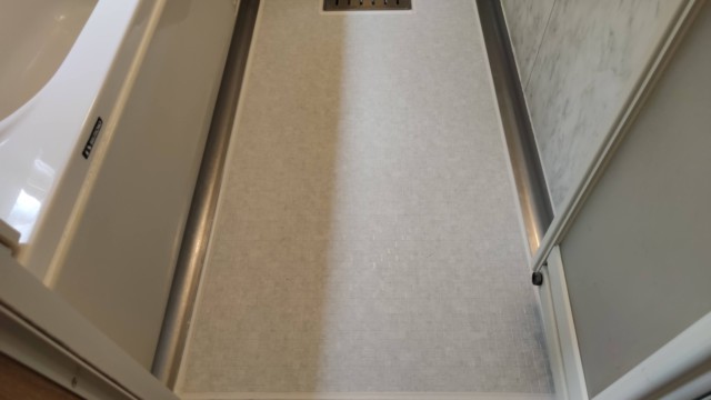 横浜市青葉区みたけ台のお客さま宅で東リの浴室用床シート「バスナリアルデザイン」施工
