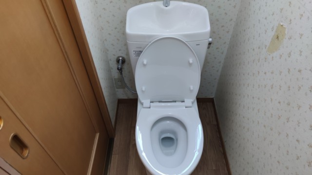 1階・2階トイレ改装 TOTO ピュアレストQR + 普通便座 へ交換の施工例／座間市新田宿
