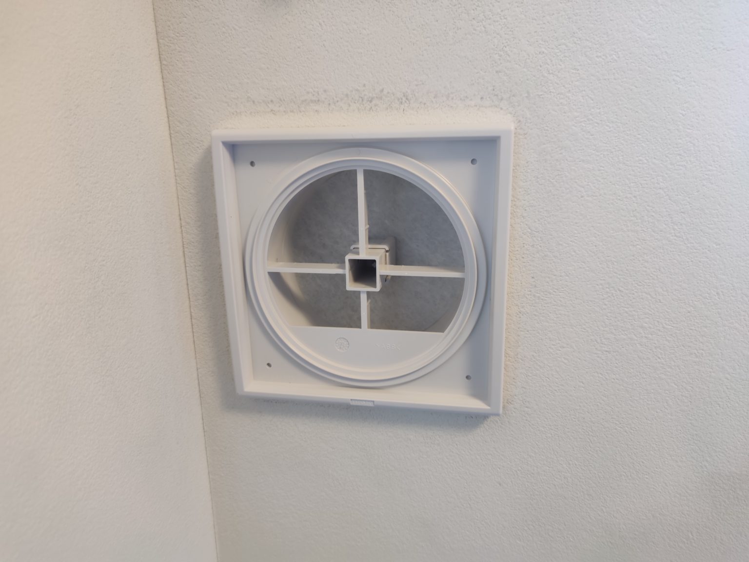 緑区大山町の分譲マンションで電動給気シャッターと換気口を交換してきました 相模原市南区のリフォーム専門店 小嶋ライフ 緑区大山町の分譲マンションで電動給気シャッターと換気口を交換してきました 相模原市南区のリフォーム専門店 小嶋ライフ