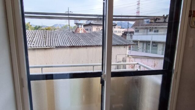 リビング掃出し窓と出窓（Low‑E複層ガラスクリア）へのインプラス設置の施工例【先進的窓リノベ事業】／相模原市緑区寸沢嵐
