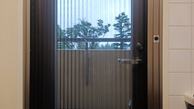 LIXIL 玄関・勝手口用横引き収納網戸「しまえるんですα」設置の施工例／川崎市多摩区東三田