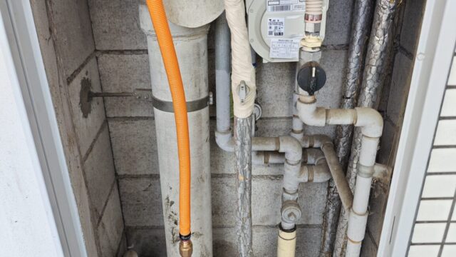 相模大野で管理している賃貸マンションで給湯器の給湯配管漏水の緊急修理