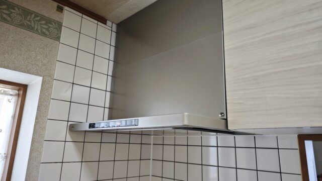 八王子市椚田町 築23年戸建て／古くなったレンジフードファンをノーリツ クララ コンロ連動なし 75cm ウォームシルバー NFG7S25MSVへ入替えの施工例