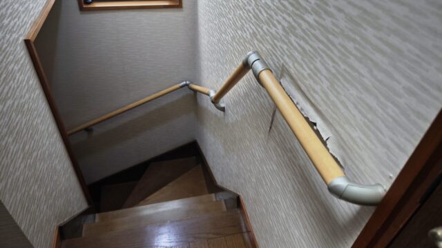 相模原市中央区上溝 築30年戸建て／設置していなかった階段手すりを外回りで連続手すり設置の施工例