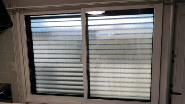 相模原市緑区寸沢嵐 築32年アパート／掃出し窓と腰窓 計4箇所（Low‑E複層ガラスグリーン）へのインプラス設置の施工例【先進的窓リノベ事業2025】