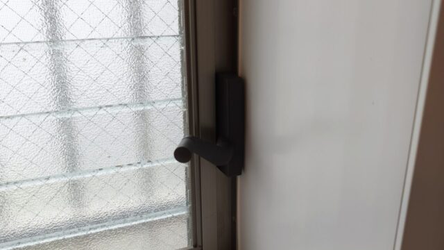 南区南台のお客さま宅で三協アルミのルーバー窓「ノイリッチ」のオペレーターハンドルを交換してきました