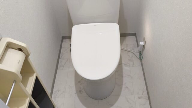 相模原市緑区寸沢嵐 築32年アパート／トイレ改修工事 TOTOピュアレストQRリモデル手洗い無し+ウォシュレットF4A及び壁天井クロス・床CF貼替えの施工例