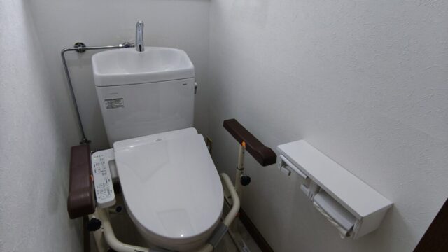 町田市忠生 築42年戸建て／漏水している隅付タンク式洋風便器をTOTOピュアレストQR+ウォシュレットBV2へ入替えの施工例