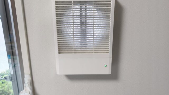 大和市下鶴間 築17年分譲マンション／シャッターの閉まりが悪くなってしまった電動給気シャッターを三菱の「P-18QDLF6-BL」へ交換の施工例