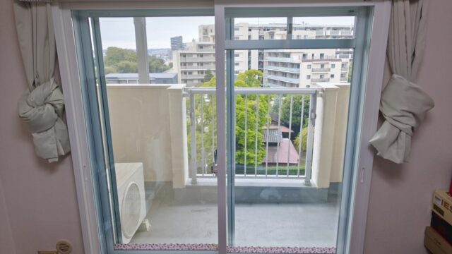 調布市仙川 築53年分譲マンション／掃出し窓2箇所に70mm3方ふかし枠を設置後にLIXIL インプラス Low-E グリーンガラス 設置の施工例【先進的窓リノベ事業2025】【クールネット東京補助金】