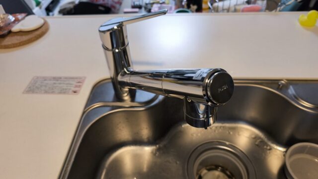 調布市仙川 築53年分譲マンション／グローエの2ハンドルキッチン水栓をタカギ 蛇口一体型浄水器 クローレバブル JY396MN へ交換の施工例
