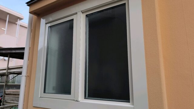 八王子市椚田町 築23年戸建て／ユニットバス窓をLIXILリプラス FIX窓-方立-縦すべり出し窓へカバー工事の施工例【先進的窓リノベ補助金2025】【クールネット東京補助金】