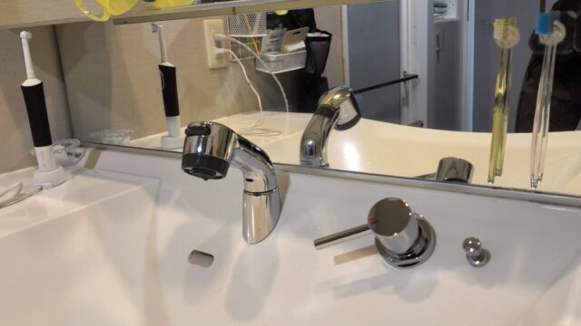 相模原市緑区下九沢 築17年分譲マンション／パナソニック ラシスの水栓を後継機種のGLM01SKA 壁付シングルレバー混合水栓 斜め45°設置 2つ穴用 へ交換の施工例