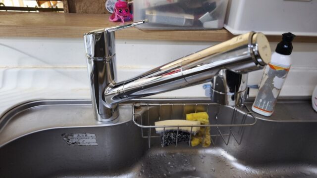 横浜市保土ヶ谷区川島町 築16年戸建て／少量の水漏れのあるタカギの蛇口一体型浄水器をクローレバブル JY396MN へ交換の施工例