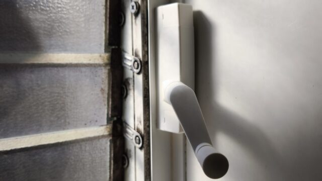 中央区向陽町のお客さま宅で三協アルミのルーバー窓「ノイリッチ」のオペレーターハンドルを交換してきました