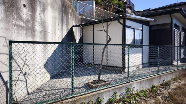 南区下溝のお客さま宅で物置まわりの庭を片付けてきました