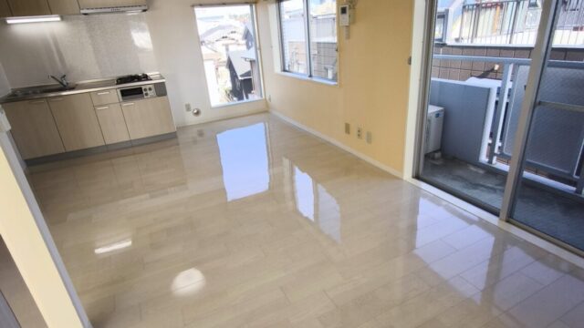 【相模大野駅徒歩14分！】明るい3階角部屋2LDK！システムキッチン＆洗面化粧台交換済み！アクセントクロス＆フローリングリフォーム済み